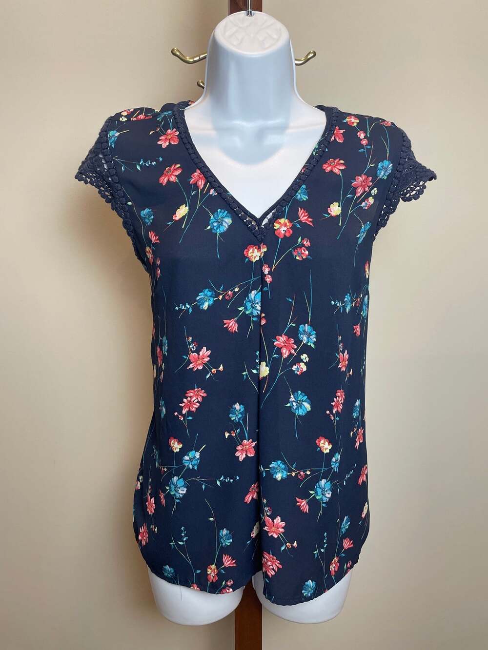 Daniel Rainn Top Navy Floral Chiffon Lace Trim Flutter Sleeves Size M